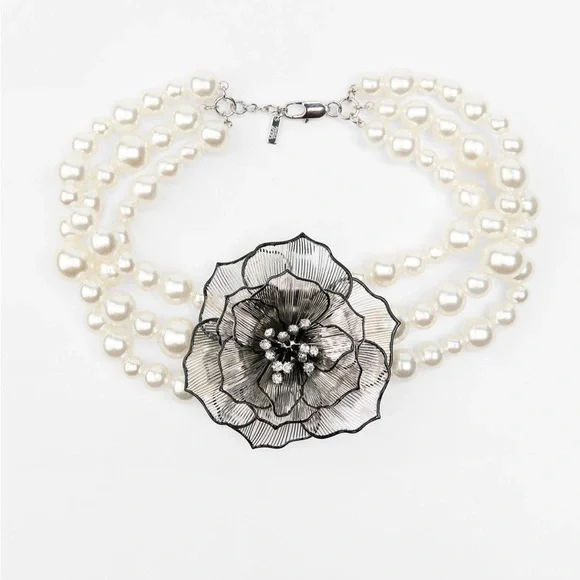 Shimmery floral pearl necklace - Picture 3 of 6